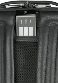 Intérieur d'un portefeuille en cuir noir avec une poche en filet. Une carte partiellement visible affiche "Nom, Adresse, Mobile" avec des lignes numériques en dessous.