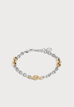 Bracelet chaîne en argent avec des maillons ovales torsadés dorés espacés uniformément, doté d'un fermoir mousqueton et d'une petite plaque métallique ronde.