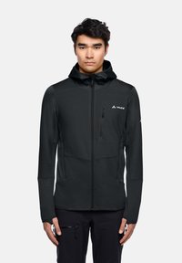 Giacca leggera nera con finitura testurizzata, zip completa e cappuccio regolabile. Presenta due tasche frontali e dettaglio del logo sul petto.