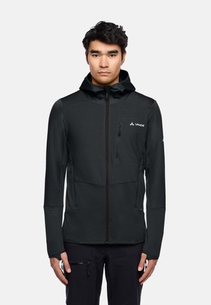 Schwarze leichte Jacke mit strukturiertem Finish, durchgehendem Reißverschluss und verstellbarem Kapuze. Mit zwei Fronttaschen und Logo-Detail auf der Brust.