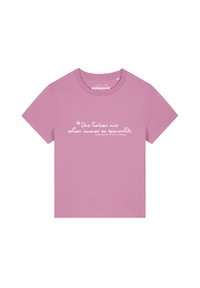 Rosa Baumwoll-T-Shirt mit Rundhalsausschnitt und kurzen Ärmeln, mit weißem Drucktext in der Mitte. Glatte Textur, lässiges Design.