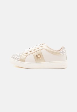 Low-top witte sneaker met gouden accenten, veter voor, patroon op neus en hiel met "MK" logo en een gouden rond embleem aan de zijkant.