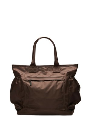 Sac fourre-tout en nylon marron avec doubles poignées, une poche zippée à l'avant et deux poches latérales sur fond blanc.