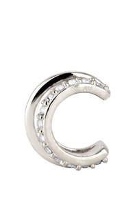Silvrig öronkrok i halvmåneform, prydd med klara rhinestones längs en kant och en polerad metallyta. Stämplad med "925."