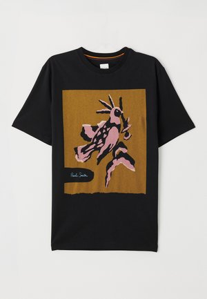 Sort bomulds T-shirt har et stort, abstrakt grafisk motiv af en pink og brun fugl på en gylden firkant, med "Paul Smith" logo i hvid.