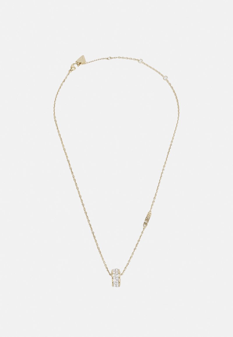 Collier en chaîne en or avec un pendentif cylindrique texturé orné de pierres précieuses transparentes. Des maillons délicats rehaussent l'élégance générale.