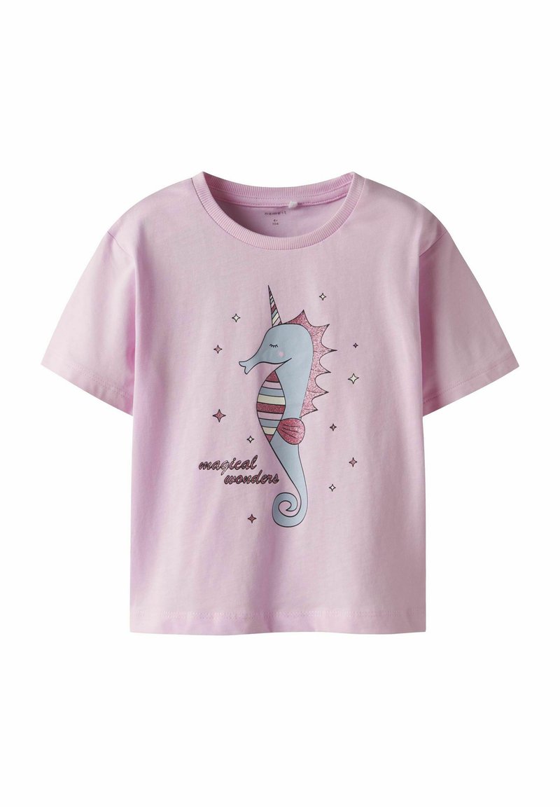 Camiseta de algodón rosa claro con un gráfico de caballito de mar azul, diseño a rayas, acentos de purpurina y el texto "maravillas mágicas".