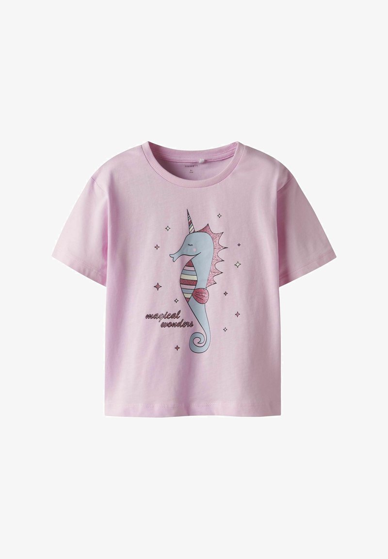 Jasnoróżowa koszulka bawełniana z niebieskim graficznym wizerunkiem konika morskiego w paski, akcentami brokatowymi oraz napisem "magiczne cuda".