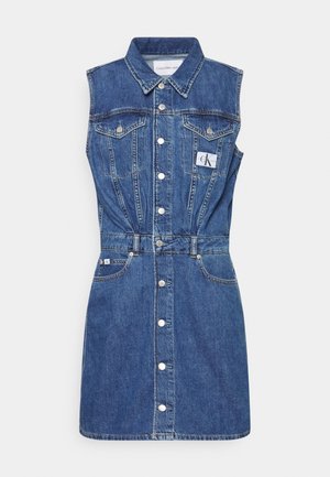 Mouwloze blauwe denimjurk met knoopsluiting aan de voorkant, puntkraag, borstklepzakken met knopen en Calvin Klein-logo op de borst.