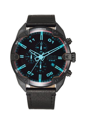 Montre Diesel noire avec chiffres lumineux bleus, trois sous-cadrans, guichet date à 4 heures et bracelet en cuir noir.