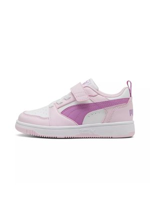 Lage Puma sneaker in wit en lichtroze met paarse streep, klittenbandsluiting en witte zool, ontworpen voor casual gebruik.