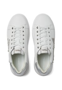 Baskets blanches avec une tige en cuir lisse, accents en paillettes argentées au niveau du talon et lacets scintillants. Logo et nom de la marque mis en avant.