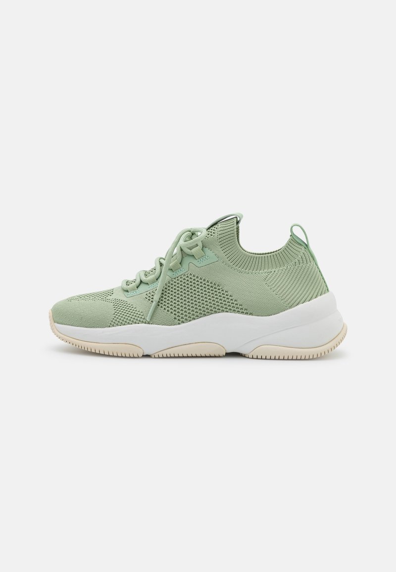 Baskets tricotées vert clair avec semelle blanche, design à lacets et languette au talon, vues de côté sur fond blanc.