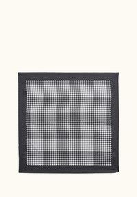 Mustapohjainen tekstiili, jossa on valkoinen houndstooth-kuvio, neliön muotoinen ja sileä pinta, sekä siististi viimeistelty reuna.