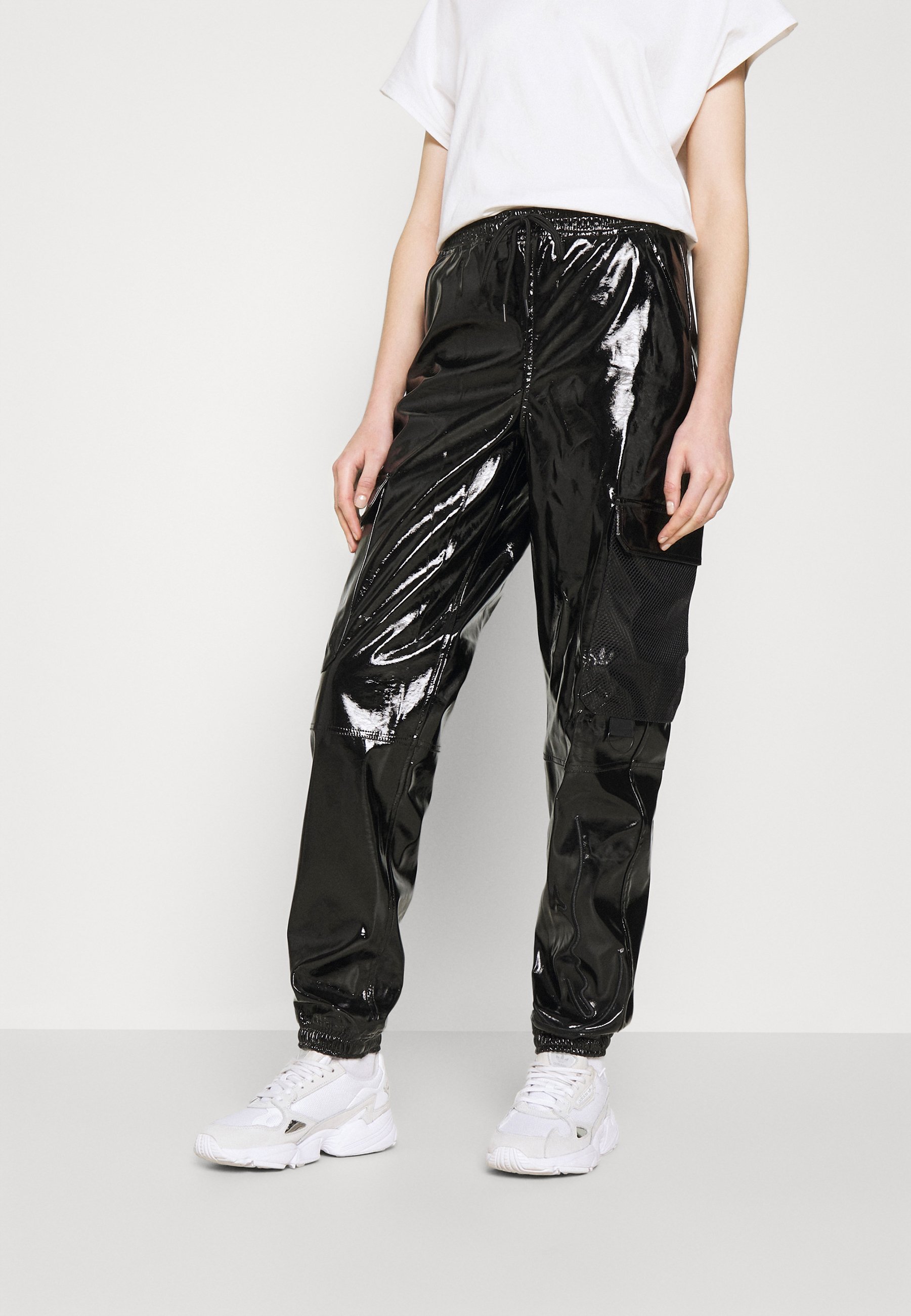 Karl Kani SIGNATURE GLOSSY PANTS - Broek - black/Zwart - Zalando.nl