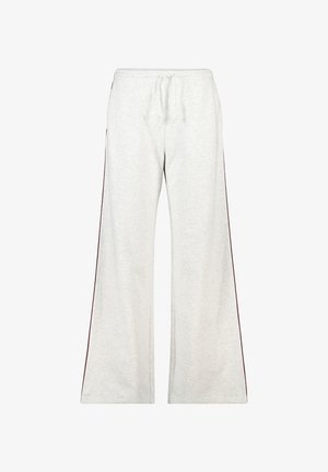 Pantalones de chándal anchos de color gris claro con cintura elástica, cordón y franjas oscuras a lo largo de ambas piernas.