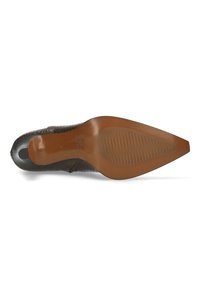 Zapato de tacón alto con patrón de piel de serpiente marrón, punta afilada, puntera lisa negra y suela de goma texturizada en tono beige para agarre y durabilidad.