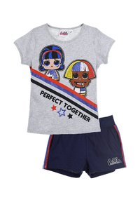 Graues Baumwoll-T-Shirt mit bunten gedruckten Figuren und dem Text "PERFECT TOGETHER", kombiniert mit navyblauen Shorts mit roten und blauen Streifen.