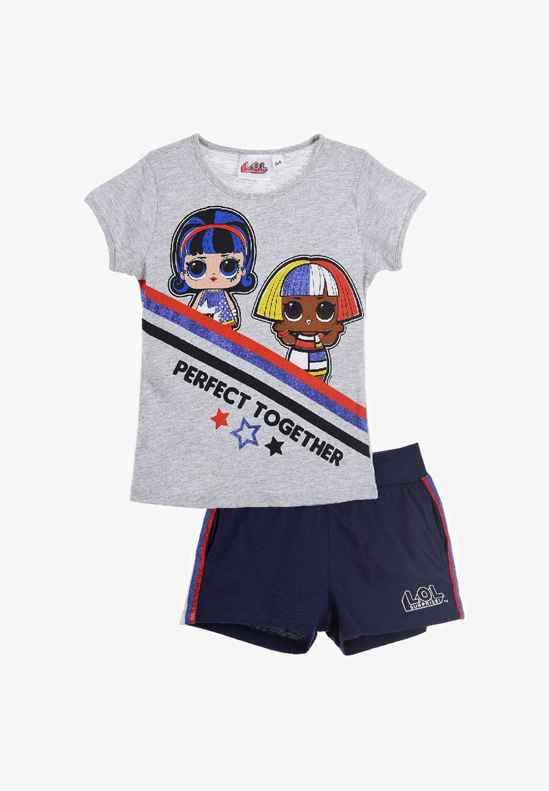 Szara bawełniana koszulka z kolorowymi nadrukowanymi postaciami i napisem "PERFECT TOGETHER", zestawiona z granatowymi szortami w czerwone i niebieskie paski.