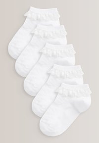 Weiße Knöchelsocken mit einer dekorativen Spitzenborte am oberen Rand. Fünf Paare sind zu sehen, aus weichem Stoff mit glatter Textur.