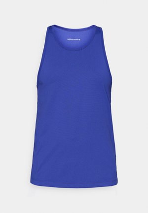 Zilā sportiskā tank topa augšdaļa, izgatavota no gludas, elastīgas auduma; tai ir apaļš kakla izgriezums un nedaudz noapaļota apakša; uz krūtīm ir logotipa teksts.