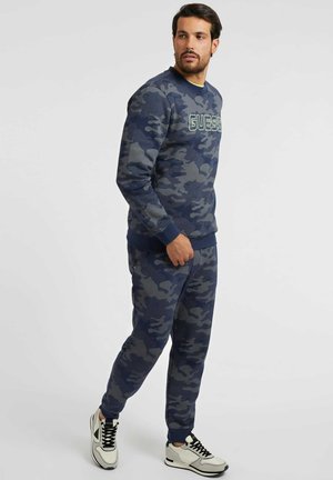Guess ALLOVER CAMOUFLAGE-PRINT - Pantalones deportivos - mehrfarbig grau