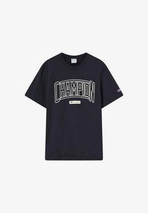 Czarny bawełniany t-shirt z krótkimi rękawami, z dużym białym napisem "CHAMPION" na piersi oraz małym logo na lewym rękawie.