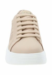 Basket beige avec un design à lacets, tige en synthétique lisse, semelle en caoutchouc blanc et accents perforés sur les côtés pour la respirabilité.