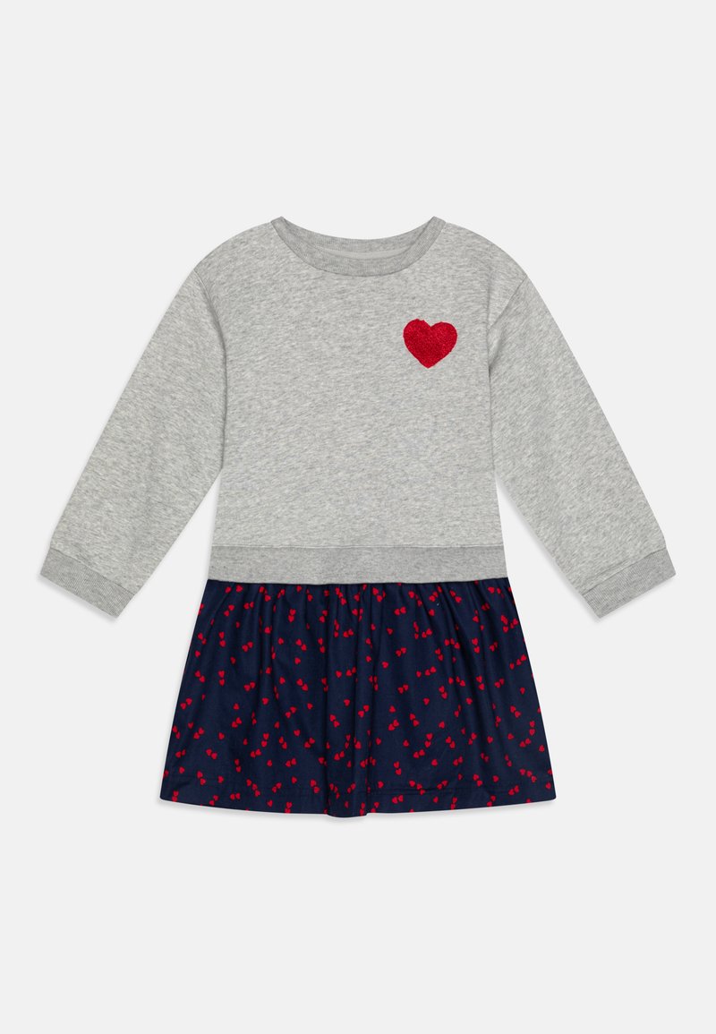 Vestido cinza de mangas longas com um coração de feltro vermelho no peito, apresentando uma saia azul marinho ornamentada com pequenos padrões de corações vermelhos.