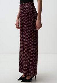 Geprinte wijde broek in donkerrood en marineblauw, met een geometrisch patroon. Glad materiaal met een vloeiende silhoutte en een hoge taille.