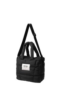 Schwarze gesteppt Tasche mit zwei oberen Griffen und einem verstellbaren Schulterriemen. Verfügt über einen Reißverschluss und ein weißes Etikett auf der Vorderseite.