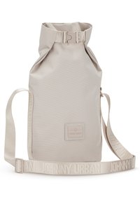 Borsa roll-top di colore beige chiaro realizzata in materiale testurizzato, dotata di una tracolla laterale con branding in rilievo e un dettaglio etichetta frontale.