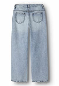 Vista trasera de unos vaqueros de mezclilla azul claro con piernas rectas y dos bolsillos traseros cuadrados con detalles de costura.