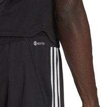 Zwarte sportshorts met een wit drie-strepen ontwerp van Adidas, voorzien van een ademende textuur en een "HEAT.RDY" label op de tailleband.