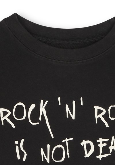 Maglietta nera in cotone con scollo rotondo e testo stampato bianco che recita "ROCK 'N' ROLL NON È MORTO" in un carattere frastagliato.