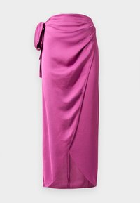 Roze wikkelrok met een zijknoop, voorzien van gedrapeerd materiaal, een gladde textuur en een asymmetrische zoom. Lichtgewicht stof met een vloeiende uitstraling.