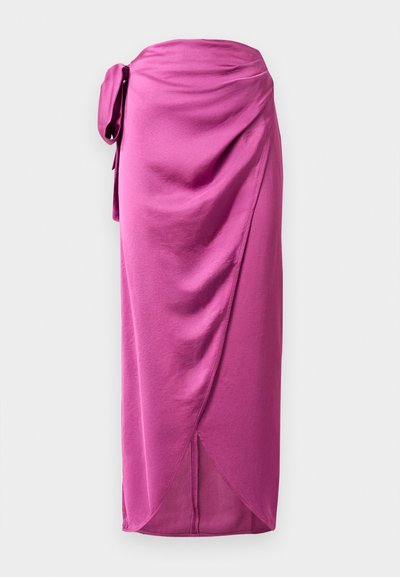 Jupe enveloppante rose avec un lien latéral, présentant un tissu drapé, une texture lisse et un ourlet asymétrique. Matériau léger avec un design fluide.