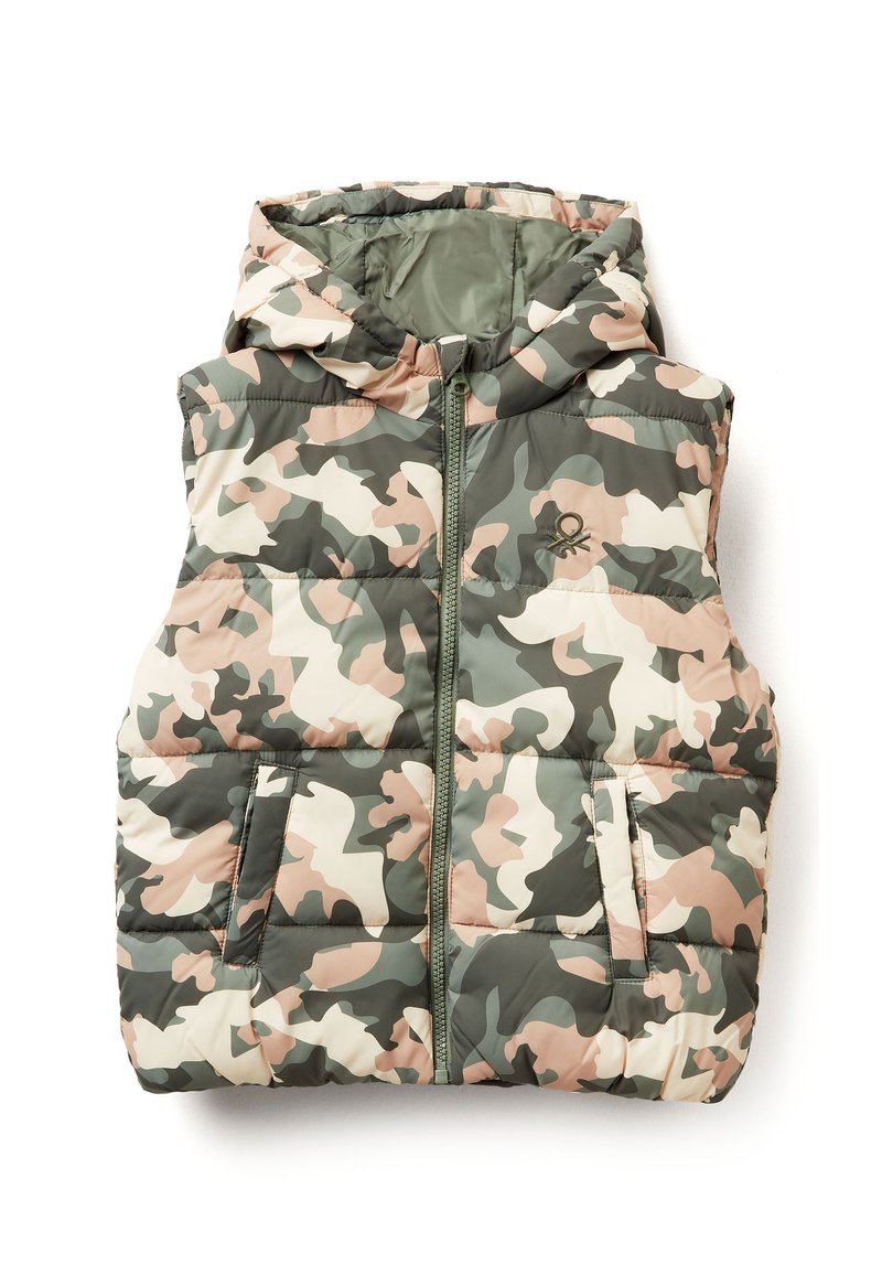 Gilet imbottito mimetico con cappuccio, caratterizzato da un motivo verde, beige e bianco. Ha una chiusura zip frontale e due tasche laterali.