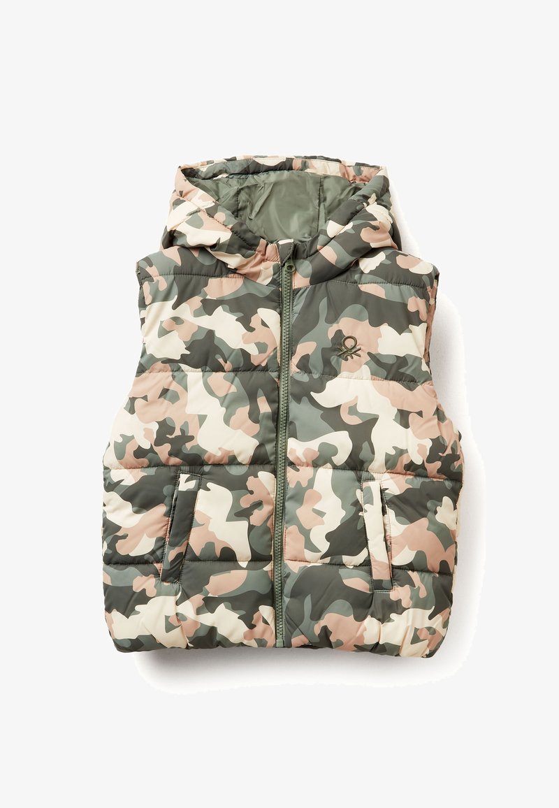 Tarnfarbenes Puffer-Weste mit Kapuze, die grüne, beige und weiße Muster aufweist. Sie hat einen Reißverschluss vorne und zwei Seitentaschen.