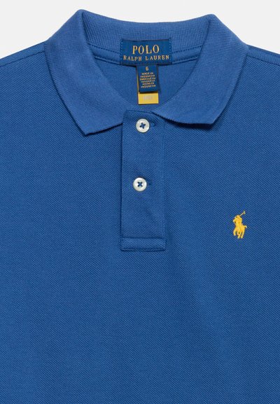 Μπλε πόλο Ralph Lauren με δύο λευκά κουμπιά, κίτρινο κεντημένο λογότυπο στο στήθος και ετικέτα μεγέθους που δείχνει μέγεθος 6, κατασκευασμένο στην Ινδονησία.