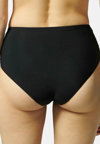 Zwarte high-waisted bikini broek gemaakt van gladde stof, met een naadloze tailleband en een ontwerp met gematigde bedekking.