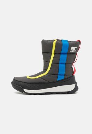 Puchaty czarny zimowy but z żółtymi i niebieskimi akcentami, białą podeszwą i czerwoną pętlą do zakupu na pięcie. Wykonany z wodoodpornego materiału i z teksturowaną podeszwą.