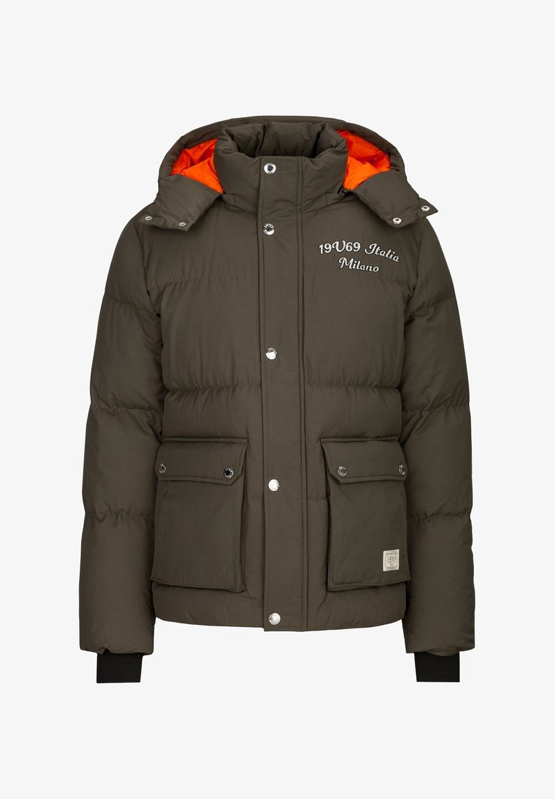 Pufferjack in donkergroen olijf met een oranje voering, voorzijde met drukknoopsluitingen, twee grote zakken en geborduurde logo-details.