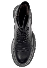 Sorte snørebånds ankelstøvler lavet af glat læder, med seks snørreøjer, en diskret sømdetalje og en robust gummisål.