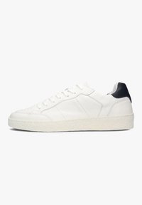 Witte leren sneakers met een gestructureerde afwerking, witte rubberen zool en een contrasterende zwarte leren hielaccent. Veters en minimalistisch ontwerp.