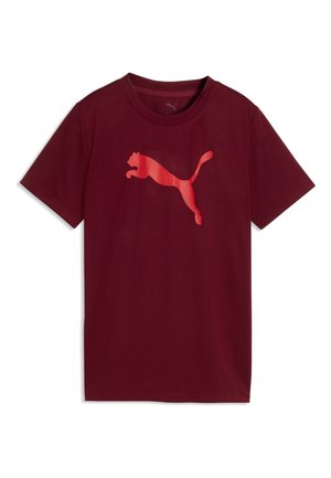 Bordeauxrotes T-Shirt mit kurzen Ärmeln und großem roten Puma-Logo einer springenden Raubkatze auf der Brust, auf weißem Hintergrund dargestellt.