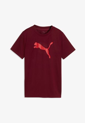 Burgunderrød t-shirt med korte ærmer med stort rødt Puma-logo af en springende kat på brystet, vist på en ensfarvet hvid baggrund.