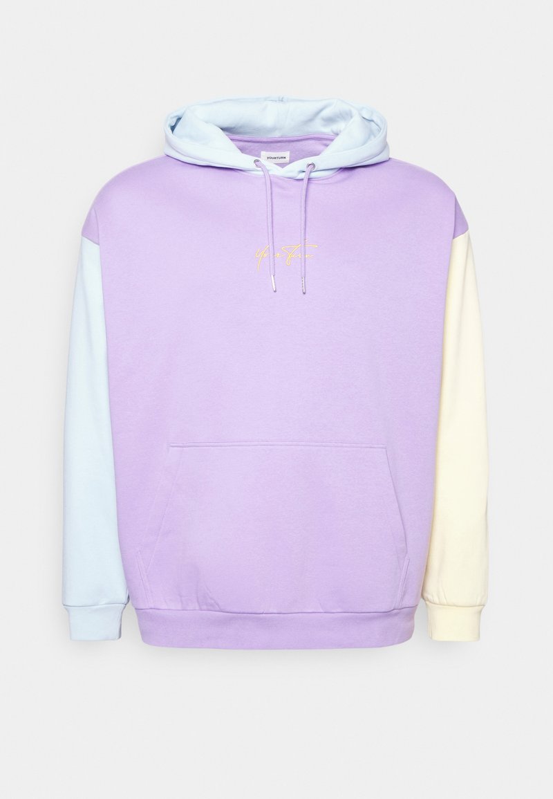 Sweatshirt roxo com capuz e mangas azul claro e creme. Apresenta um bolso frontal e letras douradas no peito. Material de algodão suave.