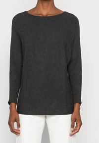 Dunkelgraues, geripptes Strickoberteil mit langen Ärmeln, weitem Ausschnitt und lockerer Passform. Verfügt über einen strukturierten Stoff und leicht abgesenkte Schultern.