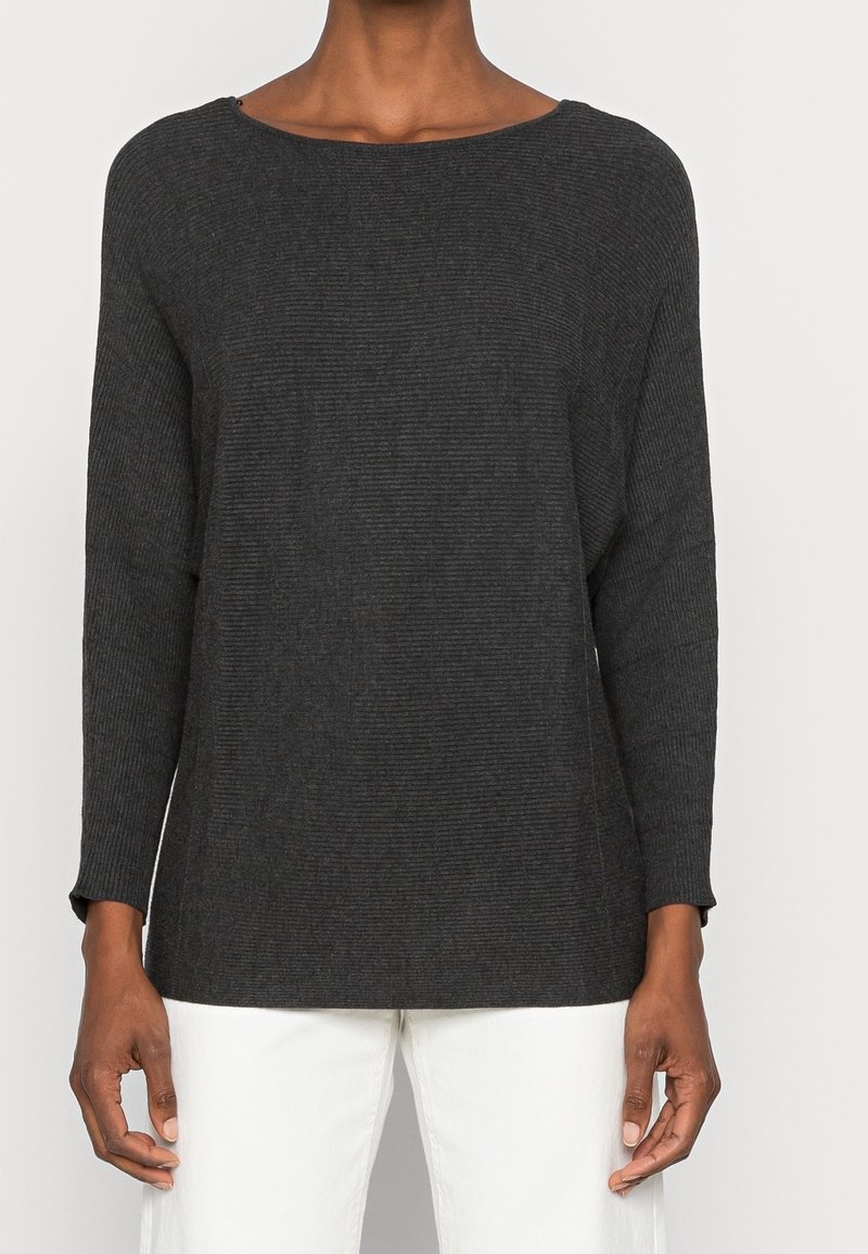 Dunkelgraues, geripptes Strickoberteil mit langen Ärmeln, weitem Ausschnitt und lockerer Passform. Verfügt über einen strukturierten Stoff und leicht abgesenkte Schultern.